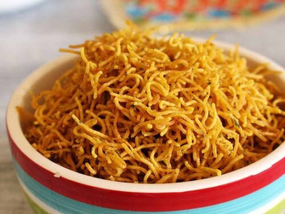 बाजार जैसी कुरकुरी आलू भुजिया सेव बनाएं घर पर — आसान रेसिपी और शानदार स्वाद!