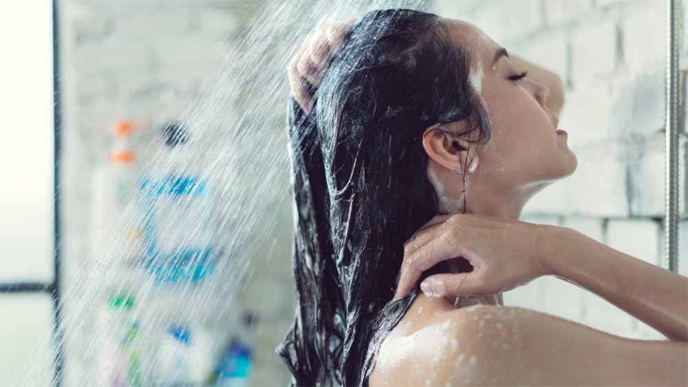 सर्दियों में गर्म पानी से बाल धोना सही या गलत? जानें एक्सपर्ट की राय