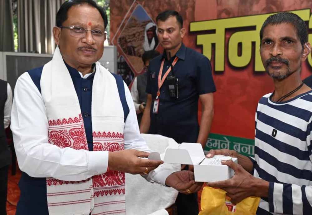 CM साय की संवेदनशील पहल: जनदर्शन में रमन निर्मलकर को मिला श्रवण यंत्र, सुनने की दुनिया लौटी CM साय की संवेदनशील पहल: जनदर्शन में रमन निर्मलकर को मिला श्रवण यंत्र, सुनने की दुनिया लौटी