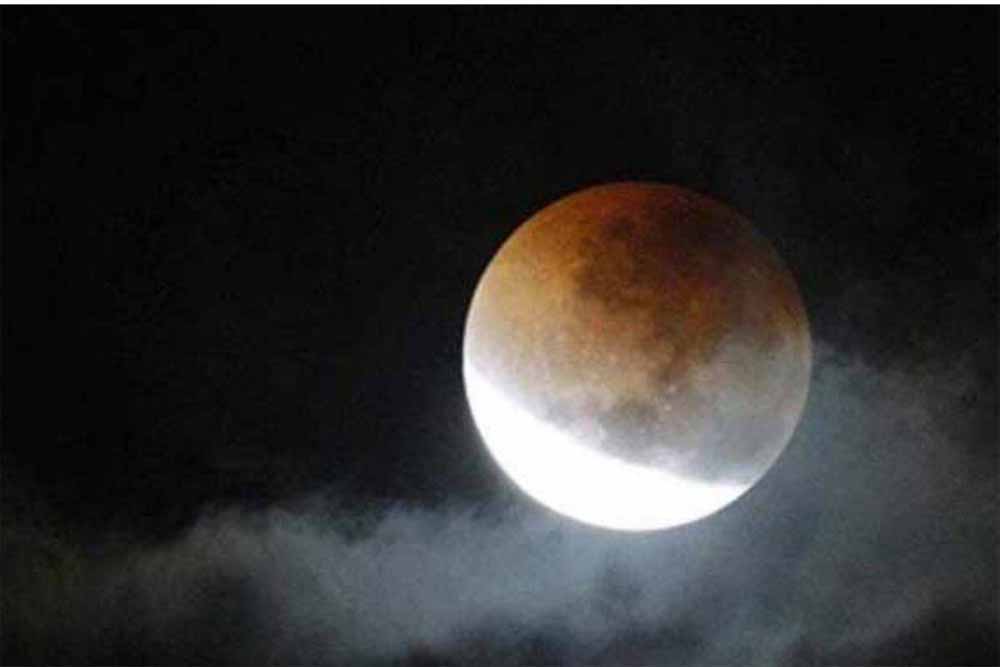 2027 का आखिरी चंद्र ग्रहण: जानें किन राशियों पर सबसे गहरा असर पड़ेगा