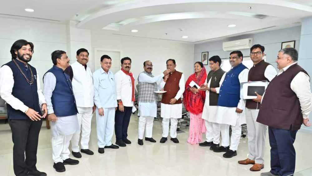 बिहार चुनाव में एनडीए की ऐतिहासिक प्रदर्शन: जश्न में डूबा साय कैबिनेट, मुख्यमंत्री ने बांटी मिठाई