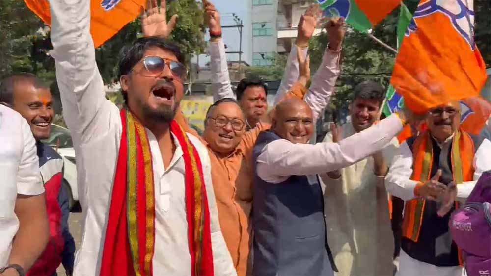 बिहार चुनाव में ऐतिहासिक जीत: ढोल-नगाड़ों और पटाखों के बीच भाजपाईयों ने मनाया जश्न