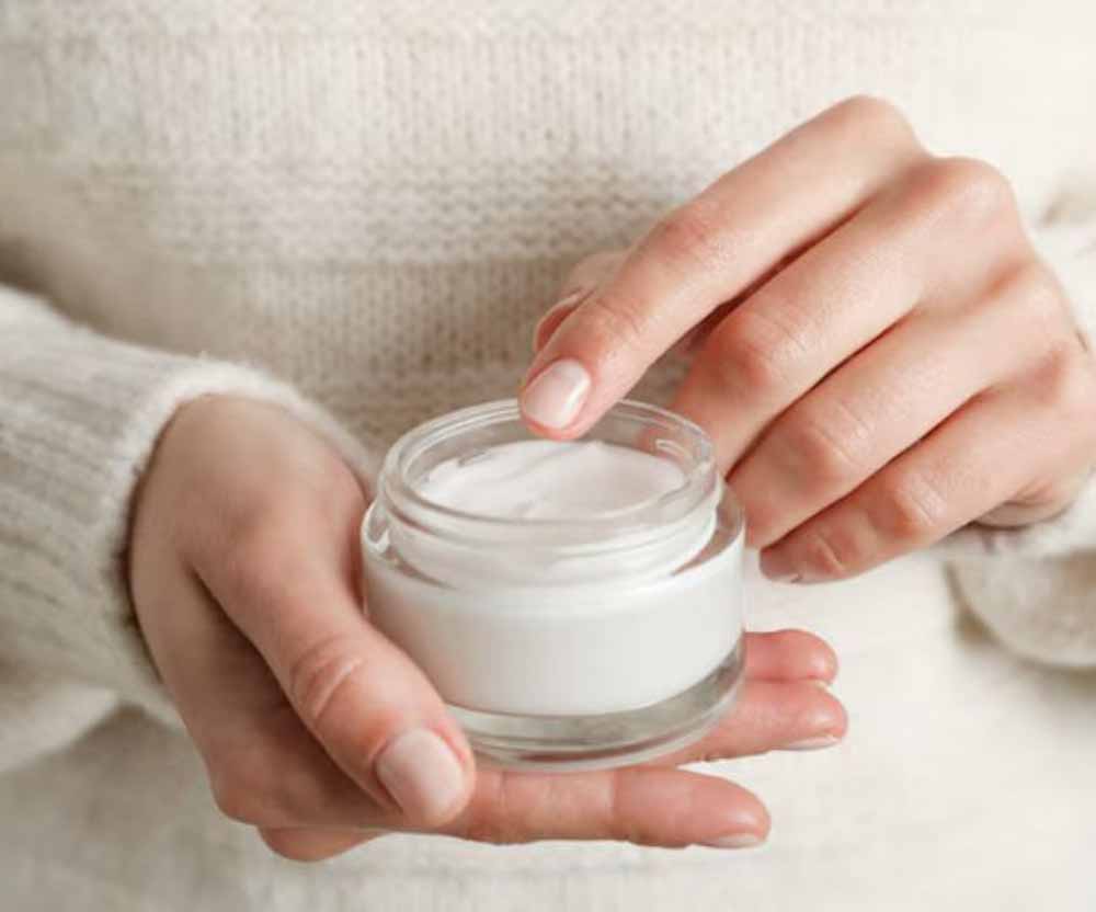 कड़कड़ाती ठंड में स्किन बनेगी नर्म-मुलायम! शिया बटर–शहद–एलोवेरा से बनाएं होममेड क्रीम