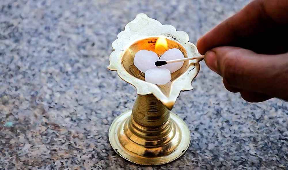 कपूर से उतरेगी नजर! जानें सबसे असरदार घरेलू उपाय