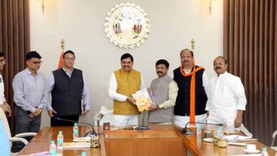 मुख्यमंत्री डॉ. यादव से उत्तरप्रदेश सरकार के मंत्री श्री गुप्ता ने की सौजन्य भेंट