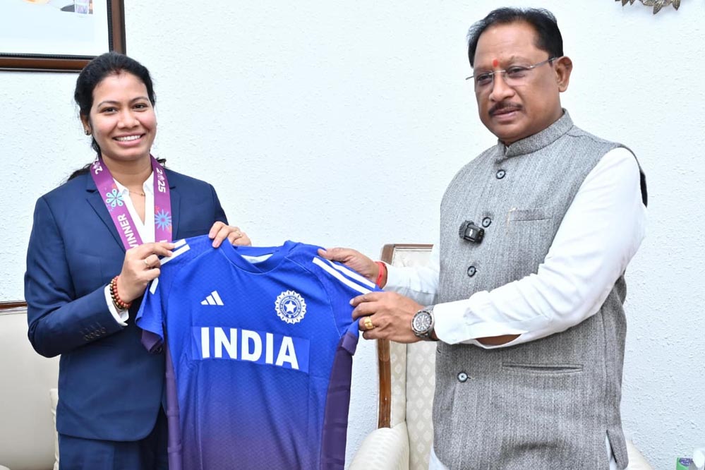 रायपुर : वर्ल्ड कप विजेता भारतीय महिला क्रिकेट टीम की फिजियोथेरेपिस्ट आकांक्षा सत्यवंशी ने मुख्यमंत्री से की मुलाकात रायपुर : वर्ल्ड कप विजेता भारतीय महिला क्रिकेट टीम की फिजियोथेरेपिस्ट आकांक्षा सत्यवंशी ने मुख्यमंत्री से की मुलाकात