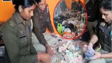 जेल में बंद गैंगस्टर राजेश मिश्रा के घर से भारी मात्रा में नकदी बरामद, पुलिस 22 घंटे तक गिनती करती रही जेल में बंद गैंगस्टर राजेश मिश्रा के घर से भारी मात्रा में नकदी बरामद, पुलिस 22 घंटे तक गिनती करती रही