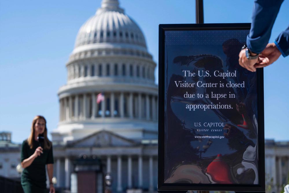 US शटडाउन का असर: 3300 उड़ानें रद्द, स्टाफ छुट्टी पर, यात्रियों में हाहाकार US शटडाउन का असर: 3300 उड़ानें रद्द, स्टाफ छुट्टी पर, यात्रियों में हाहाकार