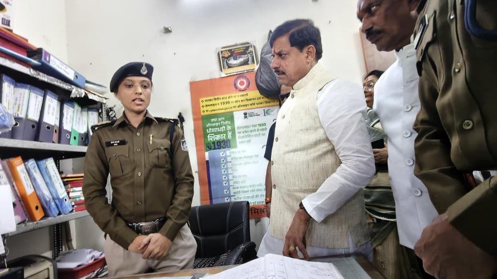 मुख्यमंत्री डॉ. यादव ने एमजी रोड़ थाने का किया औचक निरीक्षण