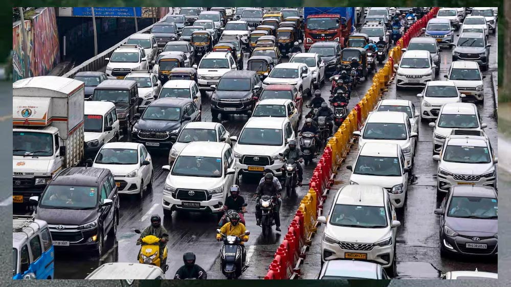 केंद्र ने बढ़ाई फ‍िटनेस फीस, पुराने वाहनों के लिए 10 गुना तक का झटका