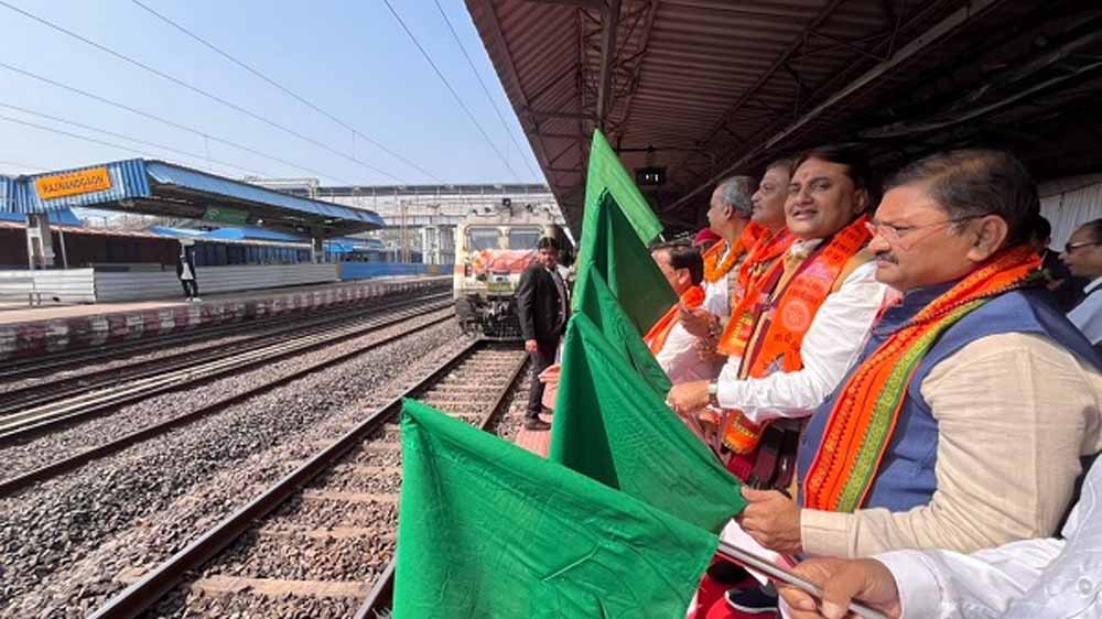 रामलला दर्शन योजना के तहत भारत गौरव स्पेशल ट्रेन राजनांदगांव से अयोध्या धाम के लिए रवाना