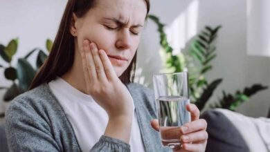 ठंड बढ़ी तो दांत क्यों चुभने लगे? जानें सर्दियों में सेंसिटिविटी के कारण और उपाय