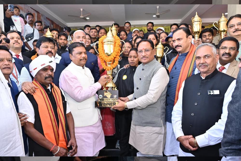 रायपुर : मुख्यमंत्री ने ऑल इंडिया फ़ॉरेस्ट स्पोर्ट्स मीट के विजेता खिलाड़ियों से मुलाकात कर दी बधाई