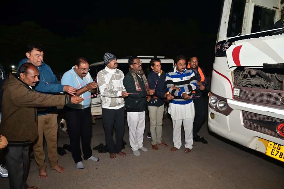 रायपुर : राम लला दर्शन योजना : कोंडागांव से अयोध्या धाम के लिए तीर्थयात्रियों का जत्था रवाना