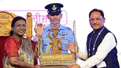 रायपुर में जनजातीय गौरव दिवस: CM विष्णु देव साय ने राष्ट्रपति द्रौपदी मुर्मु को भेंट की बिरसा मुंडा की बस्तर आर्ट प्रतिमा