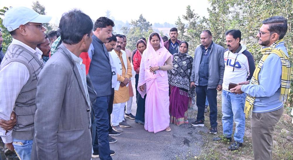 रायपुर : मंत्री श्रीमती लक्ष्मी राजवाड़े ने ओड़गी में सड़क एवं पुलिया निर्माण का किया औचक निरीक्षण