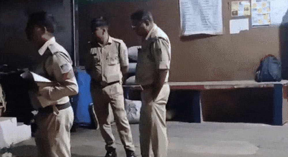 हिंदू युवक का धर्म बदलवाने पर 3 लोग FIR के तहत गिरफ्तार, पीड़ित ने कहा—मुस्लिम लड़की से शादी के लिए मजबूर किया गया हिंदू युवक का धर्म बदलवाने पर 3 लोग FIR के तहत गिरफ्तार, पीड़ित ने कहा—मुस्लिम लड़की से शादी के लिए मजबूर किया गया