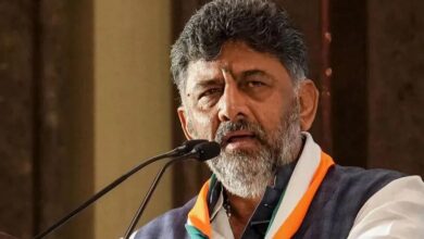 कर्नाटक कांग्रेस में उथल-पुथल तेज, शिवकुमार गुट ने हाईकमान पर दबाव बढ़ाया—विधायकों का तीसरा बैच दिल्ली पहुँचा