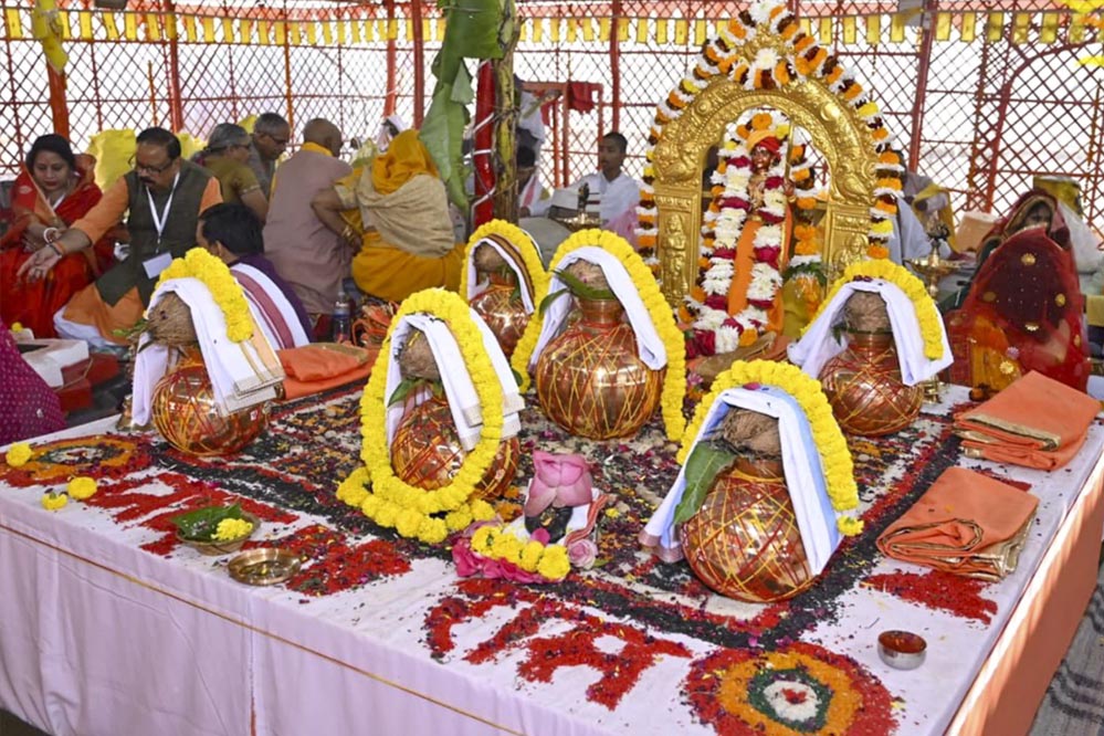 राम मंदिर धर्म ध्वज समारोह: अयोध्या में 100 टन फूलों से सजी भव्य सजावट