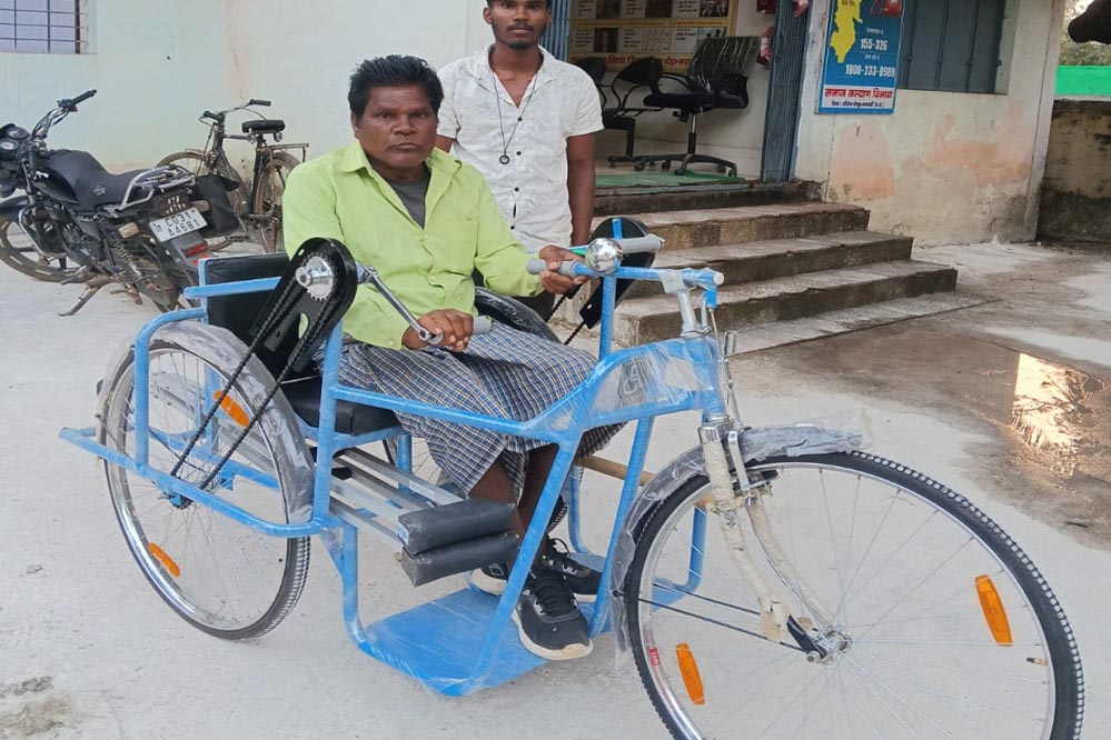छत्तीसगढ़ सरकार की संवेदनशील पहल से दिव्यांगजनों को तत्काल मिल रही ट्रायसायकल एवं बैसाखी