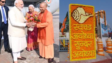 अयोध्यावासियों ने जयश्रीराम, जय जय हनुमान के जयकारे संग पुष्पवर्षा से प्रधानमंत्री का किया स्वागत अयोध्यावासियों ने जयश्रीराम, जय जय हनुमान के जयकारे संग पुष्पवर्षा से प्रधानमंत्री का किया स्वागत