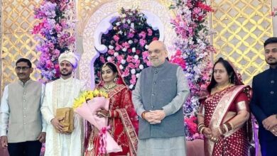 BJP कार्यालय के टाइपिस्ट की बेटी की शादी में शामिल हुए अमित शाह, सोशल मीडिया पर चर्चा BJP कार्यालय के टाइपिस्ट की बेटी की शादी में शामिल हुए अमित शाह, सोशल मीडिया पर चर्चा