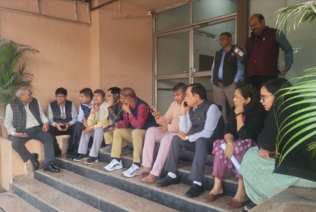 मध्य प्रदेश जनसंपर्क विभाग में पेन डाउन हड़ताल