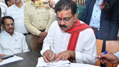 रायपुर : उपमुख्यमंत्री ने मतदान केंद्र पहुंचकर भरा अपना एसआईआर का फॉर्म