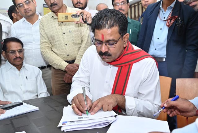 रायपुर : उपमुख्यमंत्री ने मतदान केंद्र पहुंचकर भरा अपना एसआईआर का फॉर्म रायपुर : उपमुख्यमंत्री ने मतदान केंद्र पहुंचकर भरा अपना एसआईआर का फॉर्म