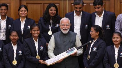 PM मोदी ने T20 चैंपियन महिला ब्लाइंड क्रिकेट टीम से की मुलाकात, खिलाड़ियों को अपने हाथों से खिलाई मिठाई