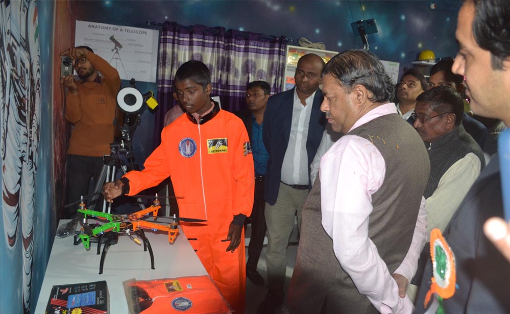 इसरो स्पेस एप्लीकेशन सेंटर के डायरेक्टर डा. निलेश एम.देसाई पहुंचे मऊ