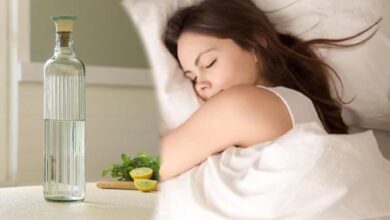 वास्तु शास्त्र: बेड के पास पानी की बोतल रखने से क्यों बचें, जानकर हो जाएंगे हैरान वास्तु शास्त्र: बेड के पास पानी की बोतल रखने से क्यों बचें, जानकर हो जाएंगे हैरान