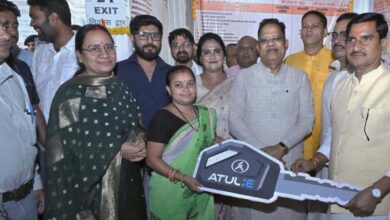 रायपुर : केंद्रीय राज्यमंत्री  तोखन साहू ने बांटी खुशियों की चाबी