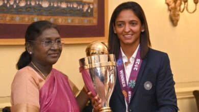 राष्ट्रपति द्रौपदी मुर्मु से मिली वर्ल्ड चैंपियन महिला क्रिकेट टीम, हरमन ब्रिगेड ने दिया खास तोहफा