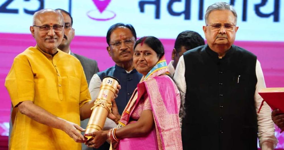 रायपुर : छत्तीसगढ रजत महोत्सव-2025 : उप राष्ट्रपति  सीपी राधाकृष्णन ने छत्तीसगढ़ के 34 अलंकरण से 37 विभूतियों एवं 4 संस्थाओं को किया सम्मानित