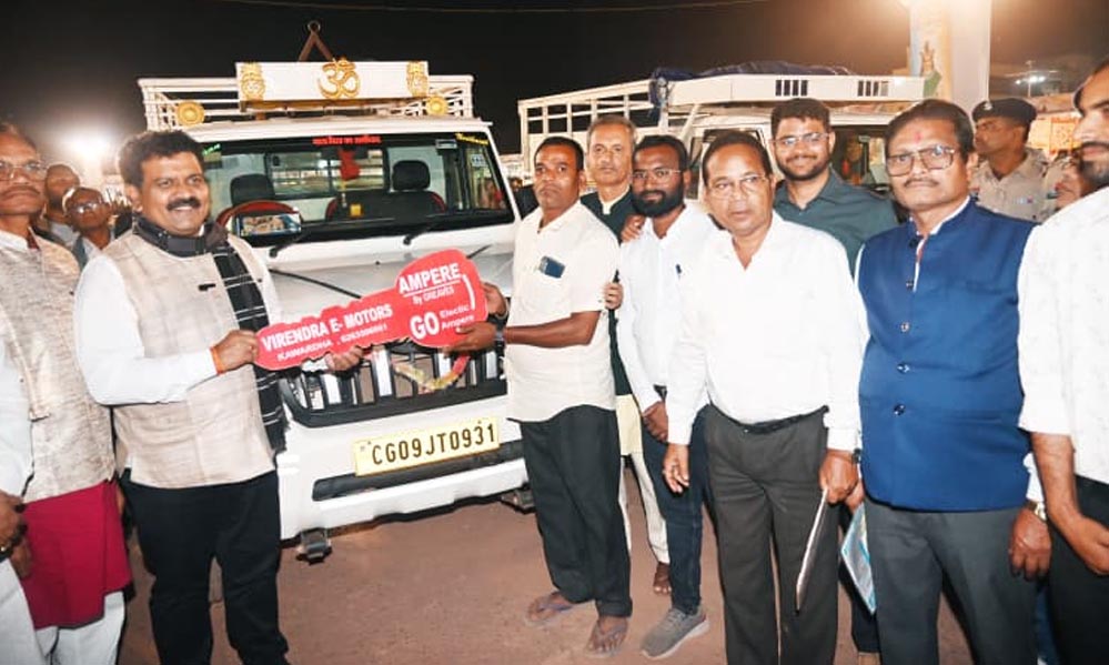 रायपुर : उपमुख्यमंत्री  विजय शर्मा ने पीएम मत्स्य संपदा योजना के तहत मत्स्यपालकों को पिकअप वाहन की सौंपी चाबी