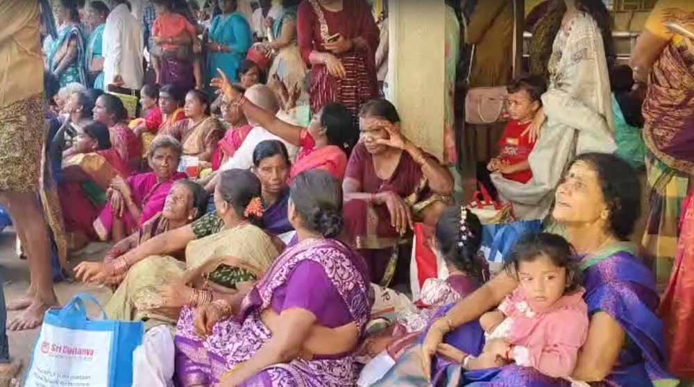 श्रीकाकुलम मंदिर में हादसा: वेंकटेश्वर स्वामी दर्शन के दौरान भगदड़, 10 श्रद्धालुओं की मौत श्रीकाकुलम मंदिर में हादसा: वेंकटेश्वर स्वामी दर्शन के दौरान भगदड़, 10 श्रद्धालुओं की मौत