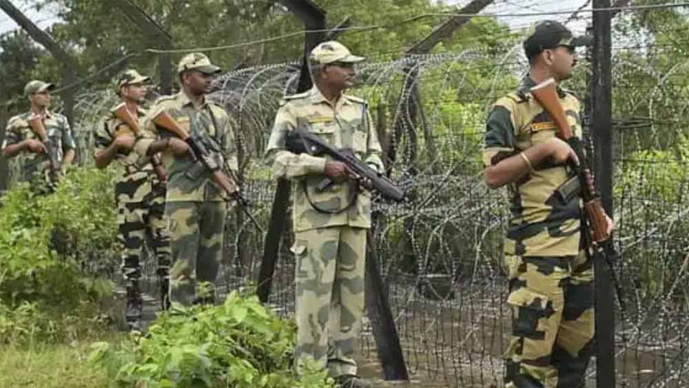 सीमा पर हिंसा: पशु तस्करों का बीएसएफ जवानों पर हमला, 5 घायल सीमा पर हिंसा: पशु तस्करों का बीएसएफ जवानों पर हमला, 5 घायल