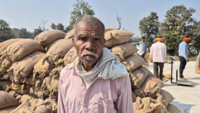 अम्बागढ़ चौकी के कलकसा के किसान धनेश राम ने स्वयं के मोबाइल से कटा टोकन, जताई खुशी अम्बागढ़ चौकी के कलकसा के किसान धनेश राम ने स्वयं के मोबाइल से कटा टोकन, जताई खुशी