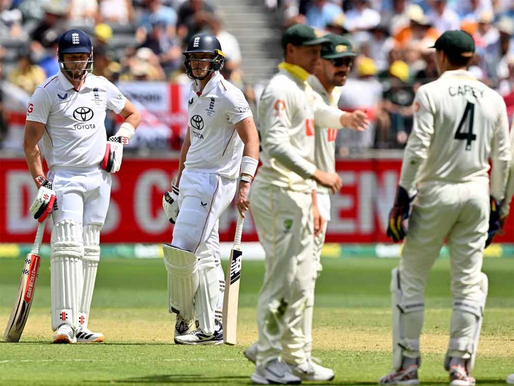 इंग्लैंड 164 पर सिमटी, ऑस्ट्रेलिया के सामने एशेज जीत के लिए आसान लक्ष्य