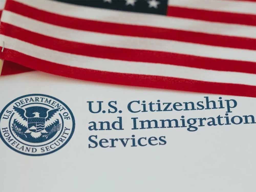 ग्रीन कार्ड इंटरव्यू बना जाल: अमेरिकी एजेंसी ने मौके पर पहनाईं हथकड़ियां