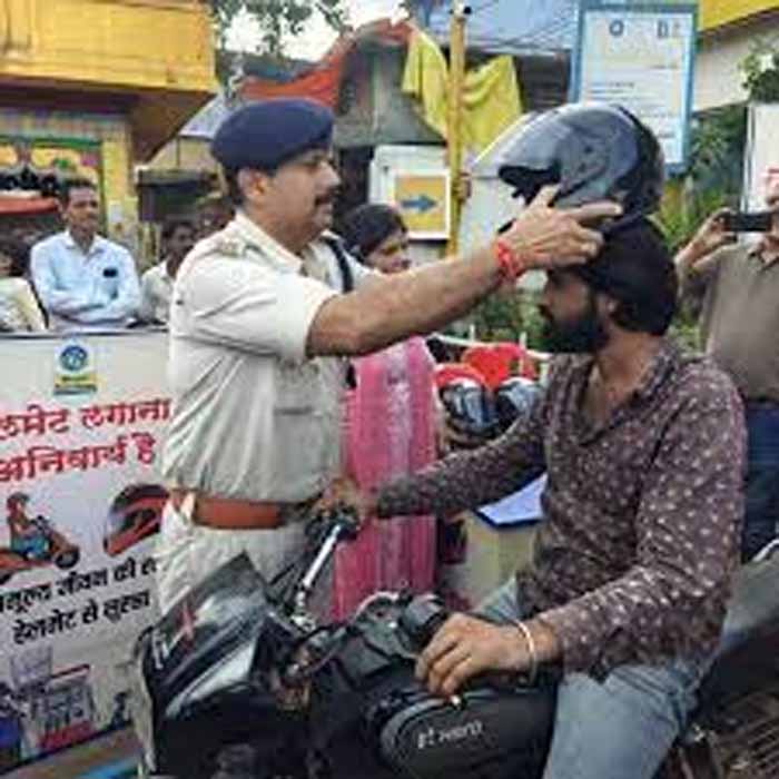 सड़क सुरक्षा सख्त: MP में बिना हेलमेट चलाने पर अब चालक और पीछे बैठने वाले दोनों का कटेगा चालान
