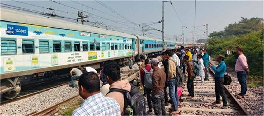 इंटरसिटी एक्सप्रेस में अचानक धुआं, यात्रियों में मची भगदड़!