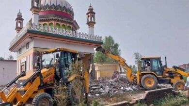 हरिद्वार में बुलडोजर एक्शन: मजार पर चला प्रशासन का हथौड़ा, इलाके में भारी पुलिस बल तैनात