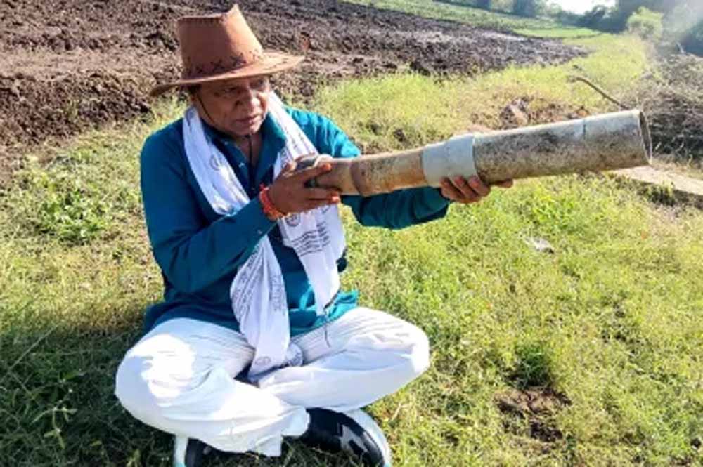 सरकार ने किया बैन, किसानों ने बना लिया सहारा: ‘कार्बाइड गन’ का अनोखा जुगाड़ सरकार ने किया बैन, किसानों ने बना लिया सहारा: ‘कार्बाइड गन’ का अनोखा जुगाड़