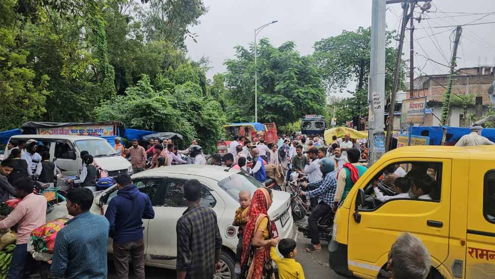 खड्डा नगर पंचायत में जाम की मार: रानी लक्ष्मी प्रतिमा के पास अवैध सब्जी मंडी से बढ़ी मुसीबत