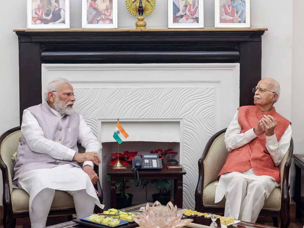पीएम मोदी ने दी बधाई: लालकृष्ण आडवाणी के 98वें जन्मदिन पर पहुंचे उनके आवास