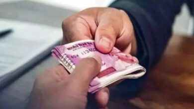 जबलपुर: CMHO ऑफिस का बाबू 60 हजार की रिश्वत लेते रंगे हाथों गिरफ्तार, पैथोलॉजी संचालक से करता था ब्लैकमेल