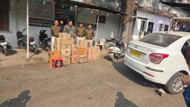 भोपाल की पॉश कॉलोनी में बड़ी कार्रवाई: साढ़े तीन लाख की अंग्रेजी शराब जब्त, तस्कर कार छोड़ कर फरार