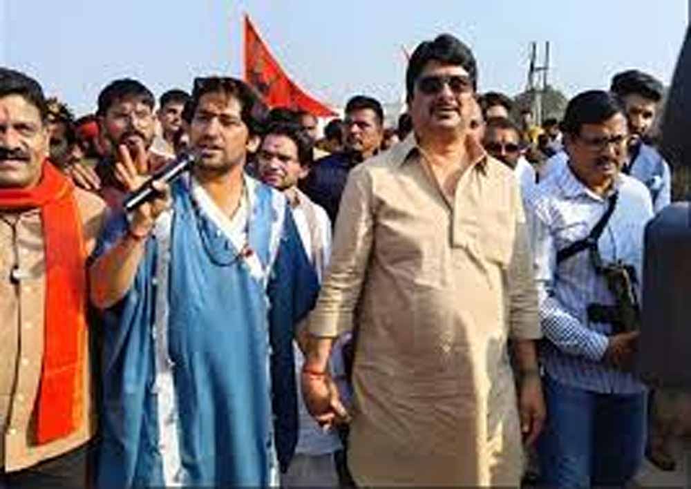 धीरेंद्र शास्त्री से मिले ‘राजा भैया’, गूँजे जयघोष—अगले पड़ाव को निकली सनातन एकता पदयात्रा धीरेंद्र शास्त्री से मिले ‘राजा भैया’, गूँजे जयघोष—अगले पड़ाव को निकली सनातन एकता पदयात्रा